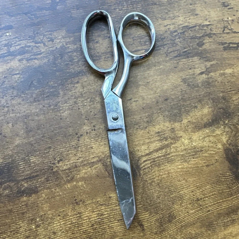 VINTAGE HOT DROP FORGED STEEL SCISSORS - ITALY 7in